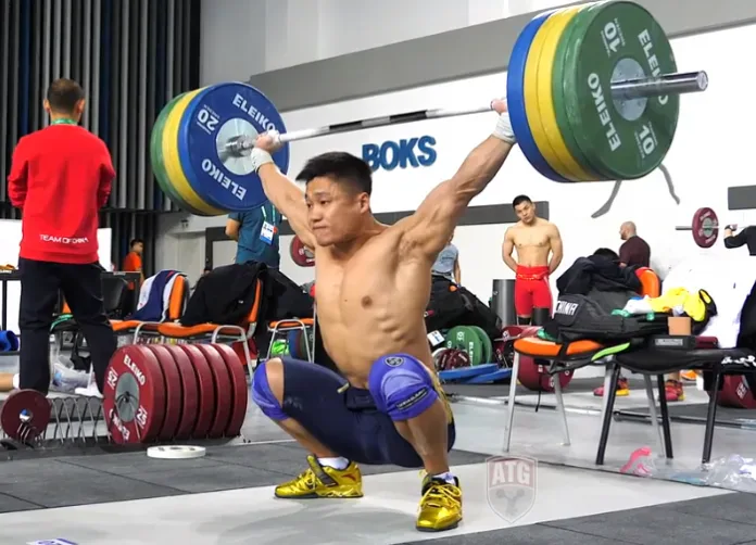 Lu Xiaojun w dolnej pozycji rwania ze sztangą nad głową