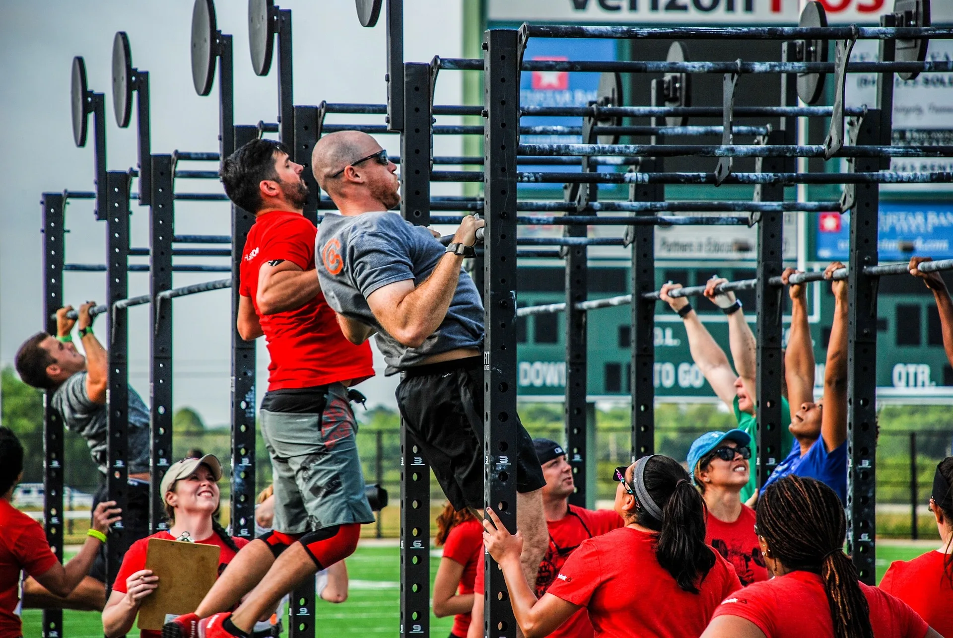Zawodnicy podciągają się na drążkach podczas zawodów CrossFit