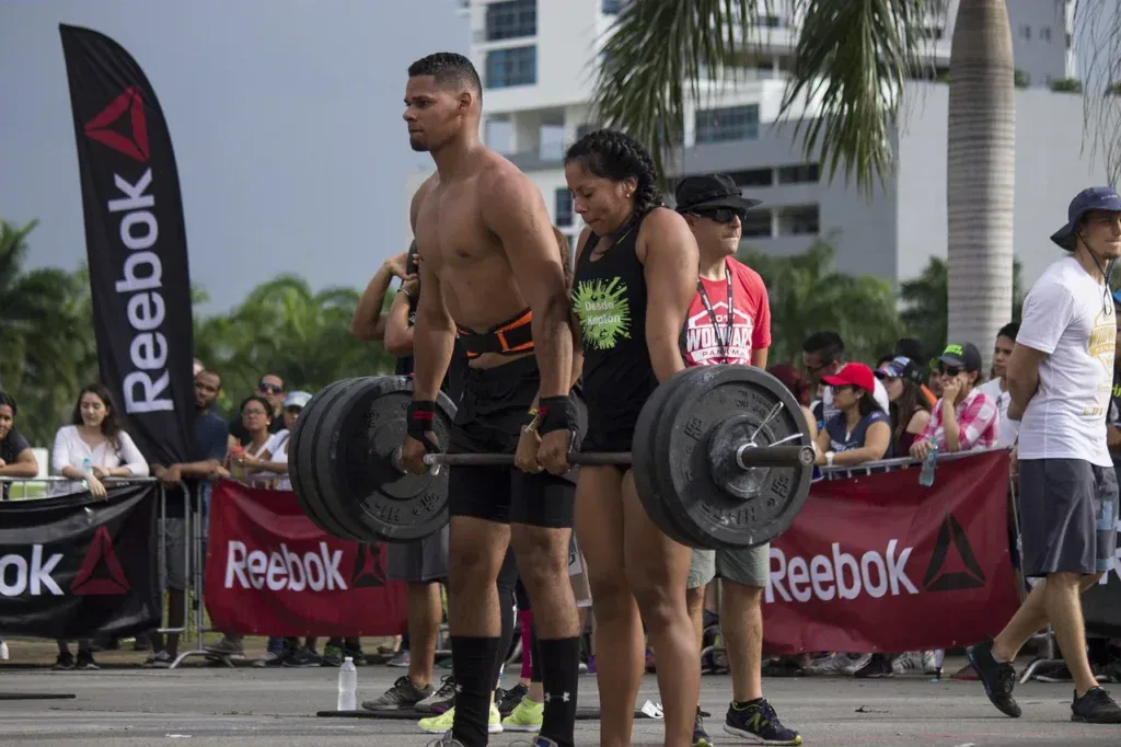 Zawodnicy CrossFit w martwym ciągu podczas zawodów