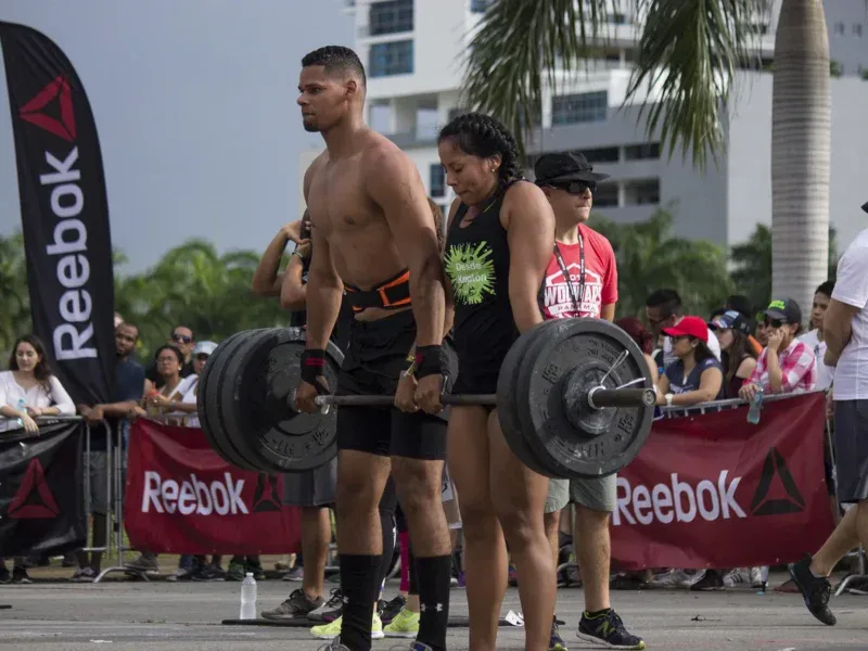 Zawodnicy CrossFit w martwym ciągu podczas zawodów