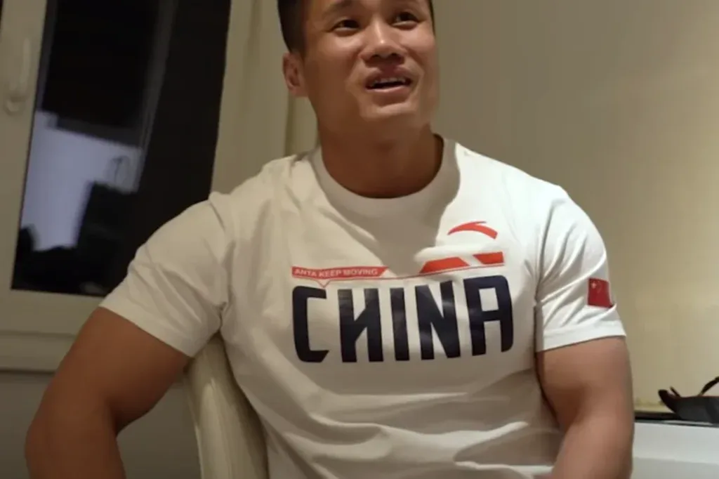 Lu Xiaojun w koszulce reprezentacji Chin