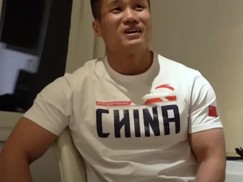 Lu Xiaojun w koszulce reprezentacji Chin