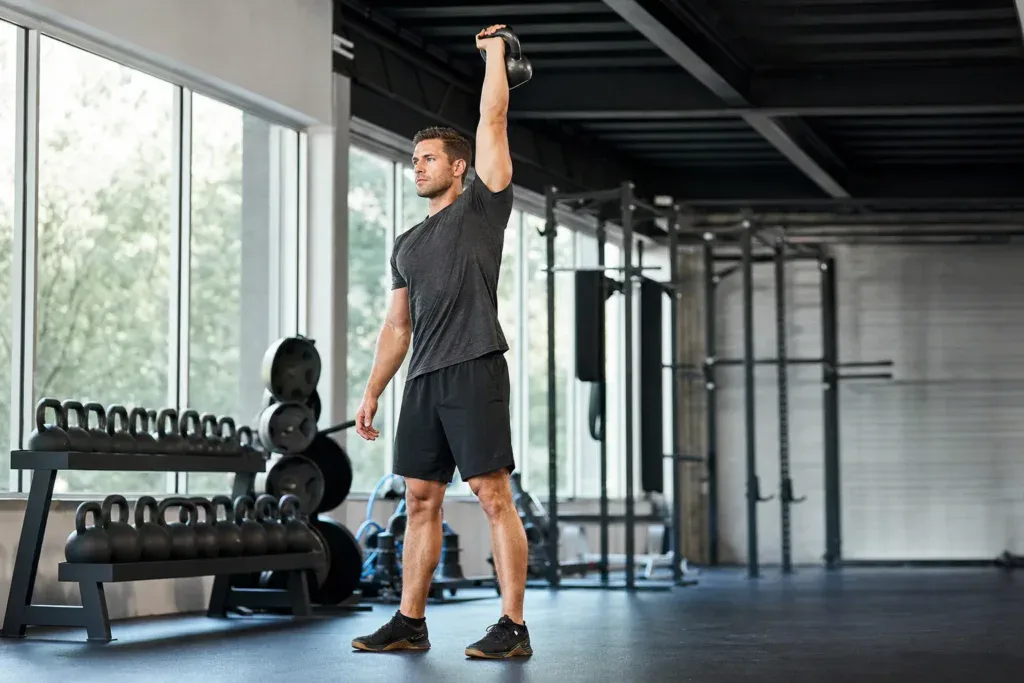 Kettlebell w pełnym wyproście nad głową po snatch and press