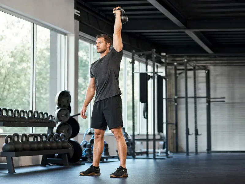 Kettlebell w pełnym wyproście nad głową po snatch and press
